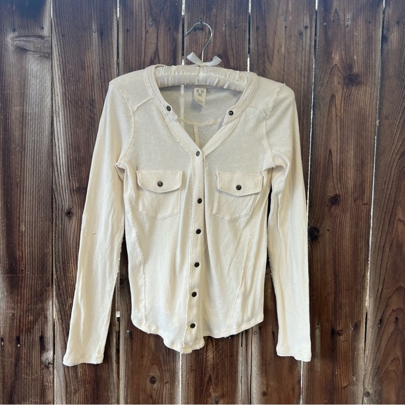 We The Free Tops - We The Free Cream Raw Hems Long Sleeve Shirt Women’s Size XS 100% Cotton